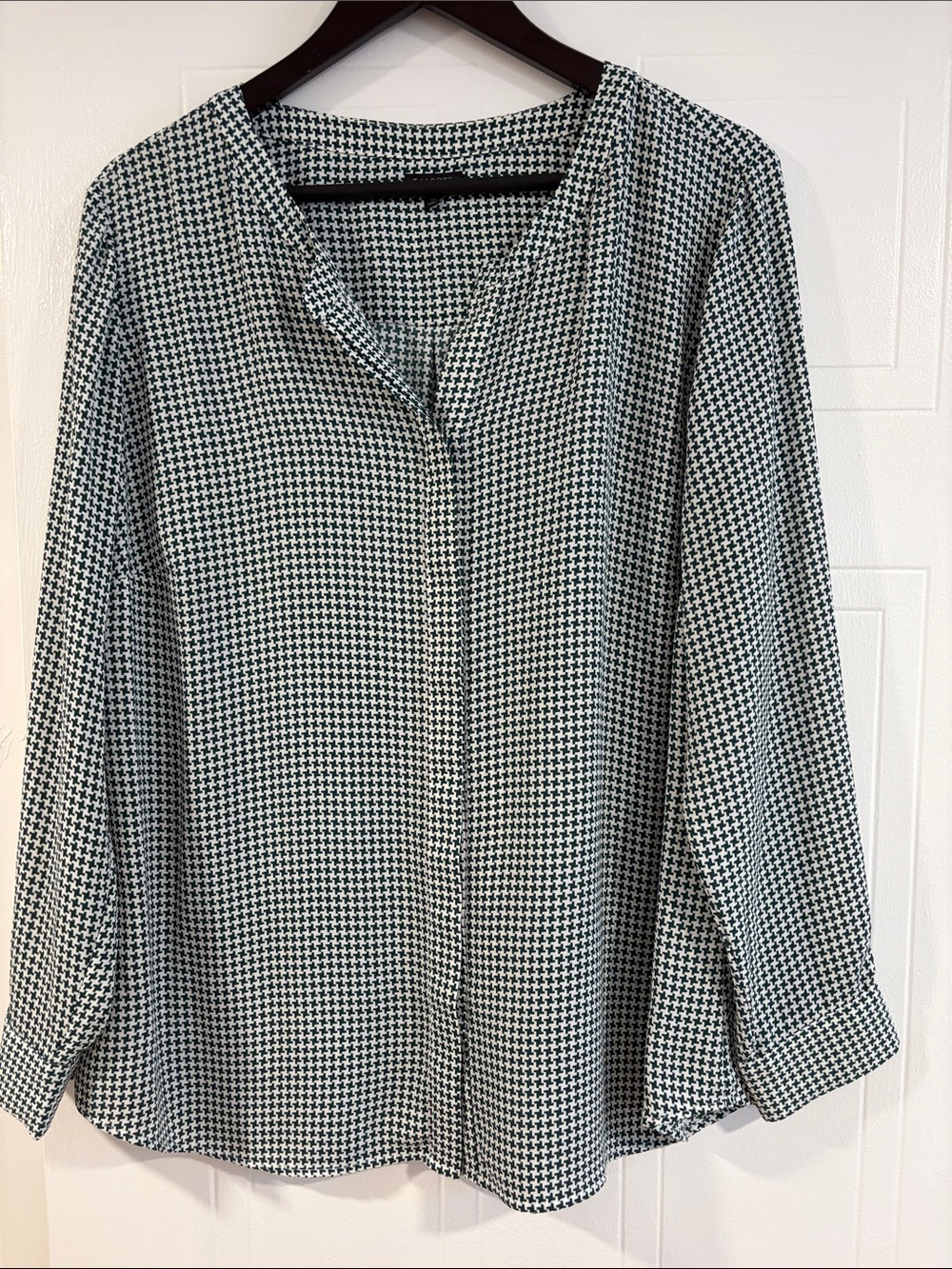Talbots Green and White Houndstooth V-Neck Tunic/Blouse